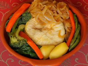 Travessa de pescada cozida com legumes, regada com molho quente de azeite e cebola