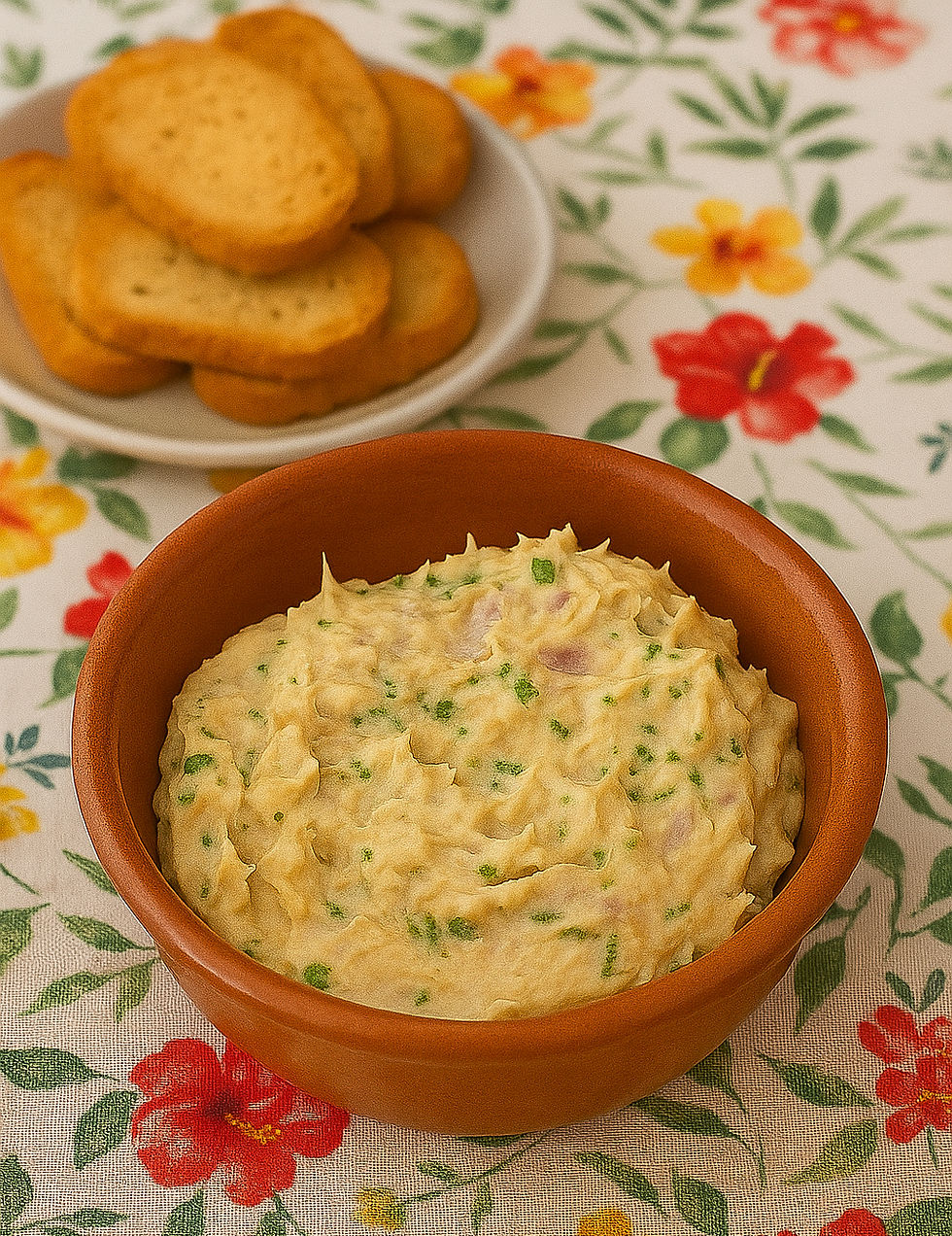 Tigela de patê de atum cremoso servido com tostas