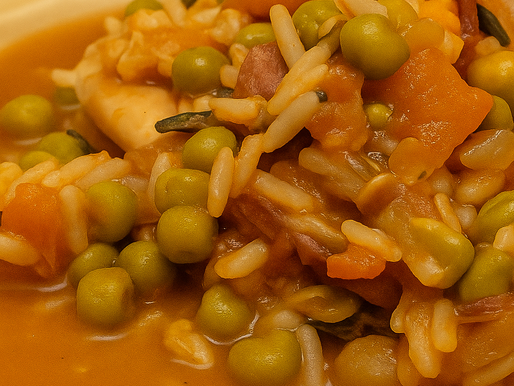 Prato de arroz malandrinho com lulas, ervilhas e rodelas de chouriço