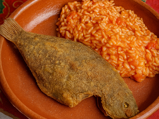 Linguados fritos à Cascais dourados e crocantes com rodelas de limão