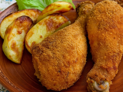 Coxas de frango crocantes no forno com ervas aromáticas e pão ralado dourado
