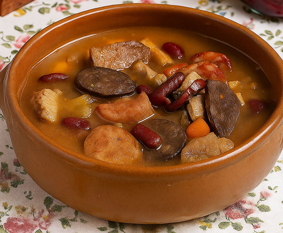 Prato tradicional de sopa da pedra com enchidos e feijão