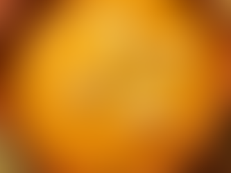 Tigela de creme de cenoura com gengibre e um ovo cozido cortado ao meio por cima, decorada com coentros frescos