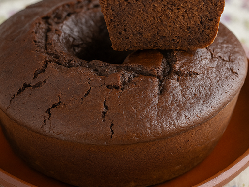 Bolo de alfarroba caseiro, fofo e polvilhado, típico do Algarve