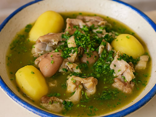 Pezinhos de porco cozidos servidos com molho de alho, coentros e vinagre ao estilo alentejano