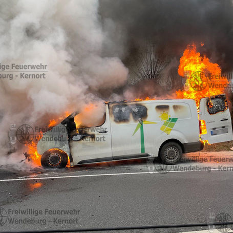 Brand eines Kleintransporters auf der B214 (01.12.2022)