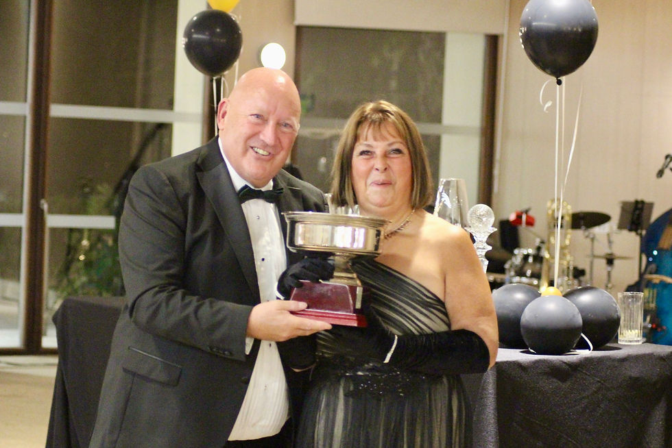 Day 1 Winner of the Lindsay Laing Rose Bowl - Peggy O´Dea with Gary O´Riordan