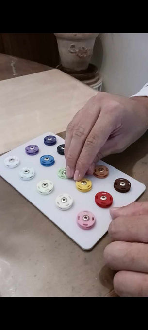 travail de motricité fine: boutons pression