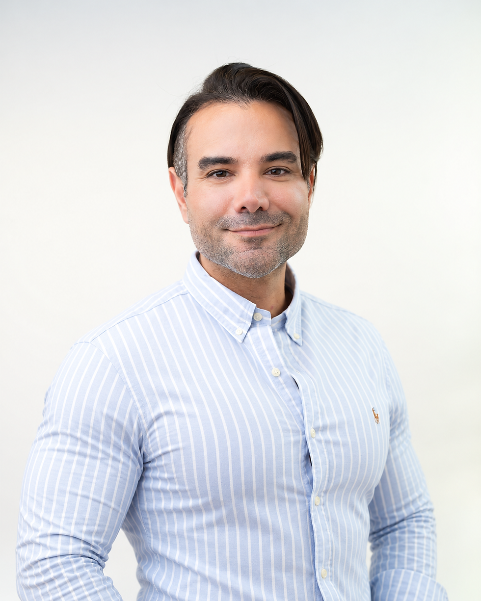 Professional portrait of Dr Silva, Consultant Clinical Psychologist and Neuropsychologist, offering clinical supervision, specialist case consultation and professional support.