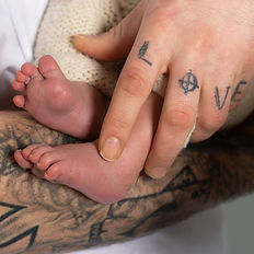 pied bébé poser sur avant bras papa