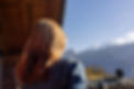 Madame Michellod qui admire les alpes valaisannes entre deux séances personnalisées de consulting