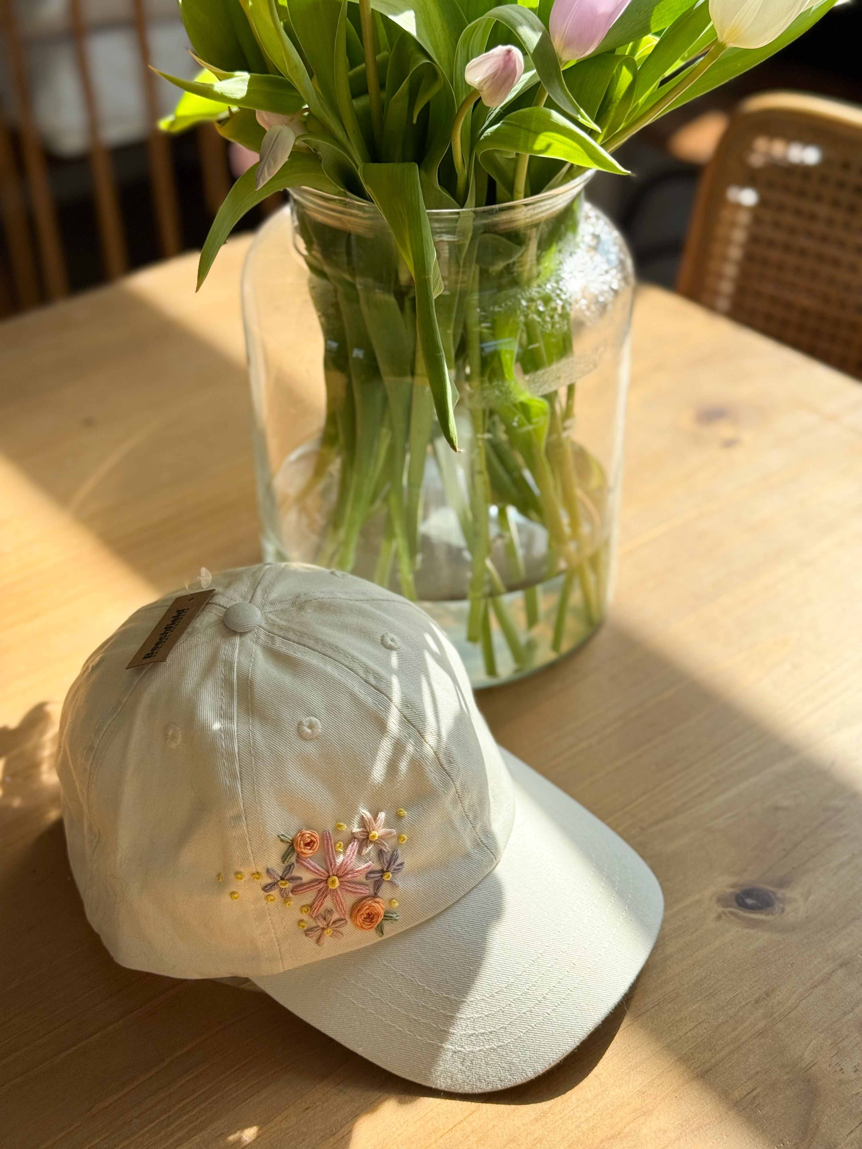 Handgeborduurde pet - gebroken wit #3