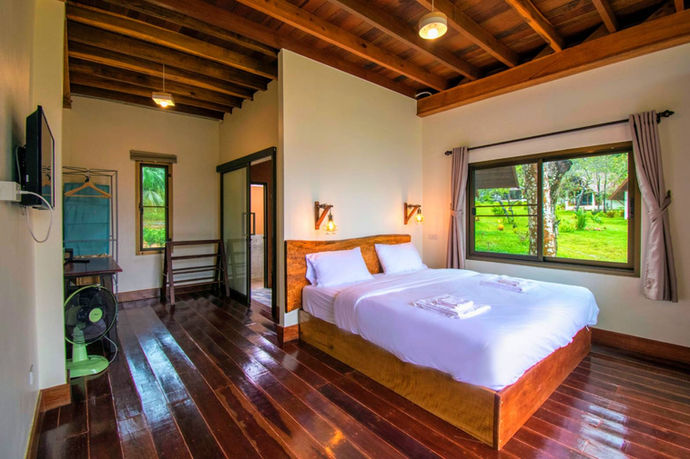 phayamas bois de teck et bungalows en bambou chambre propre avec lit king confortable tv frigo