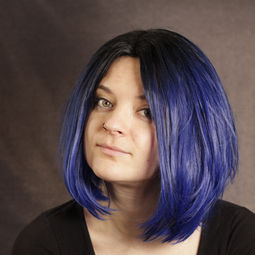 Eine Frau trägt eine dunkelblaue Perücke mit einem kurzen Bob Haarschnitt mit schwarzem Ansatz und Seitenscheitel, Perücke zum kaufen, Perücken in Rostock, Perücken Norddeutschland