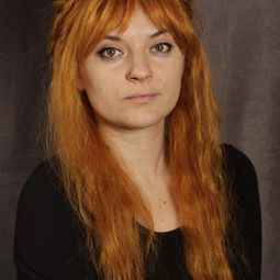 Eine Frau trägt eine kupferrote Perücke mit einem Curtain bangs Pony Haarschnitt mit langen Haaren und krauser Struktur ,Perücke zum kaufen, Perücken in Rostock, Perücken Norddeutschland