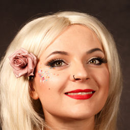 hell-blonde Perücke mit Mittelscheitel, Perücke zum kaufen, Perücken in Rostock, Perücken Norddeutschland