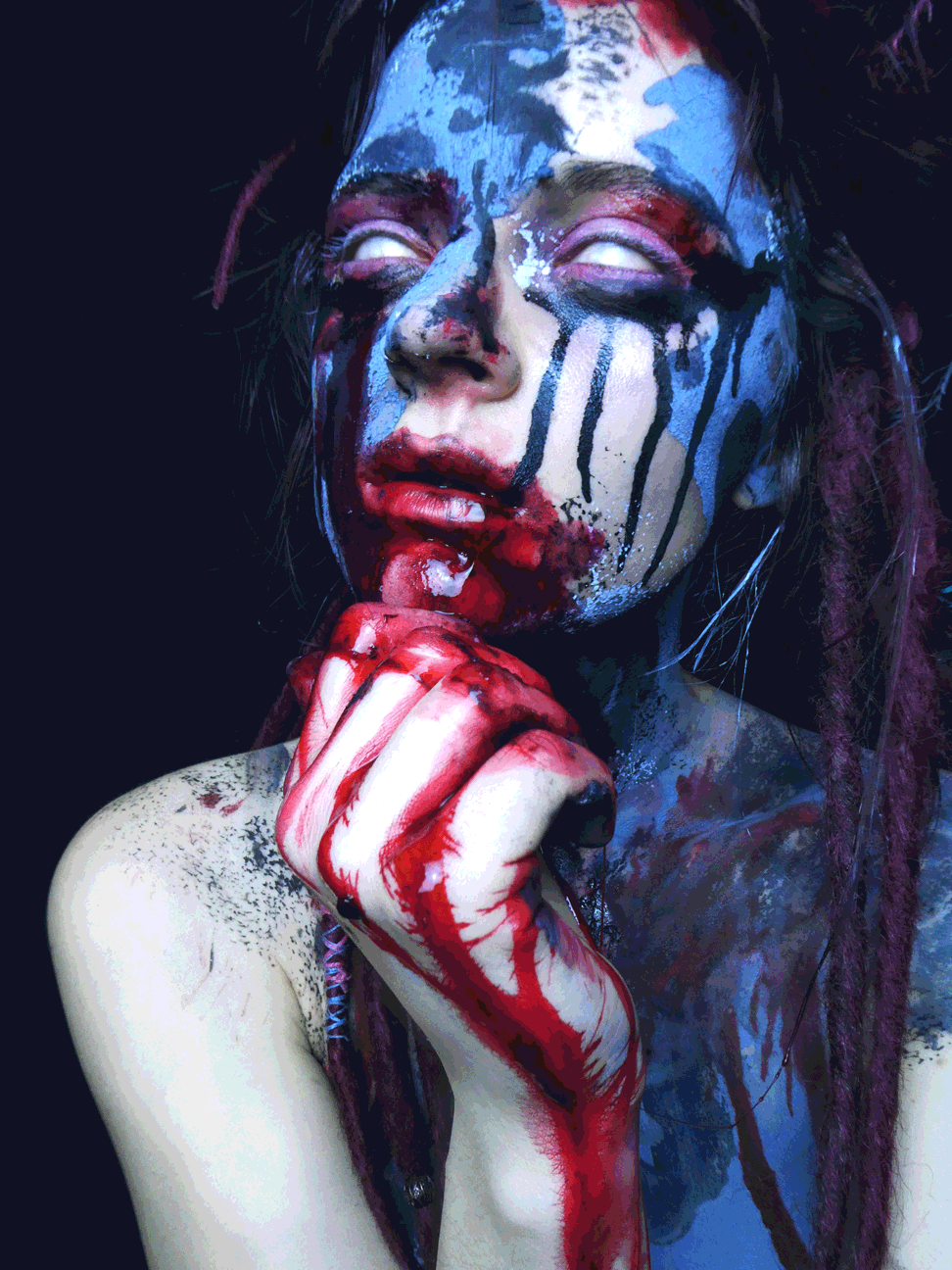 düsteres make-up mit blut aus dem Mund
