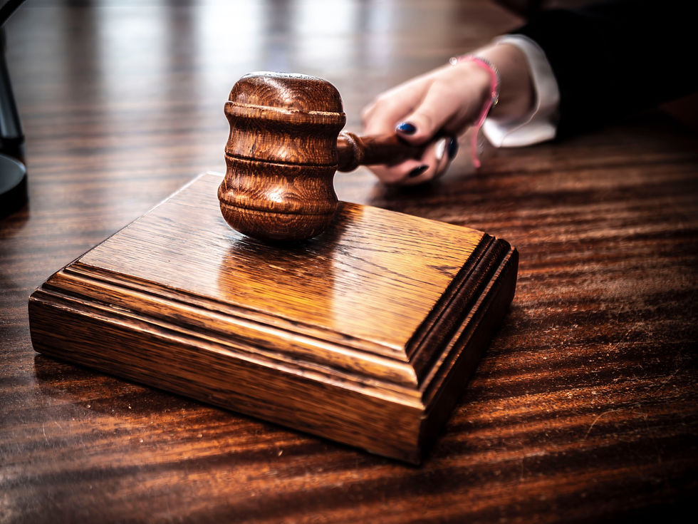 Judge’s Wooden Gavel on Desk Close-Up — foto de SHOX ART en Pexels