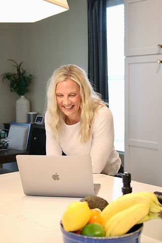 Amanda Simmers working on computer – online fitness and nutrition coaching