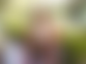 Una mujer inmersa en una experiencia de experiencias