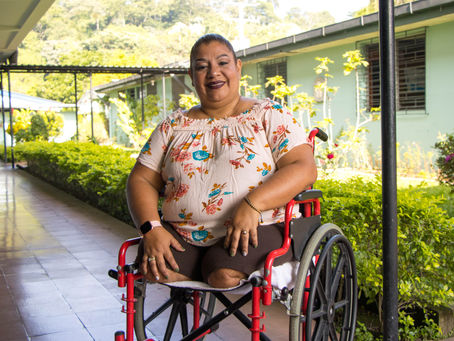 Una mujer inmersa en una experiencia de experiencias