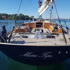 phot du voilier vue de l'arrière dans une calanque