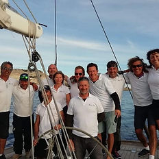 un groupe pose pour une photo à bord du bateau