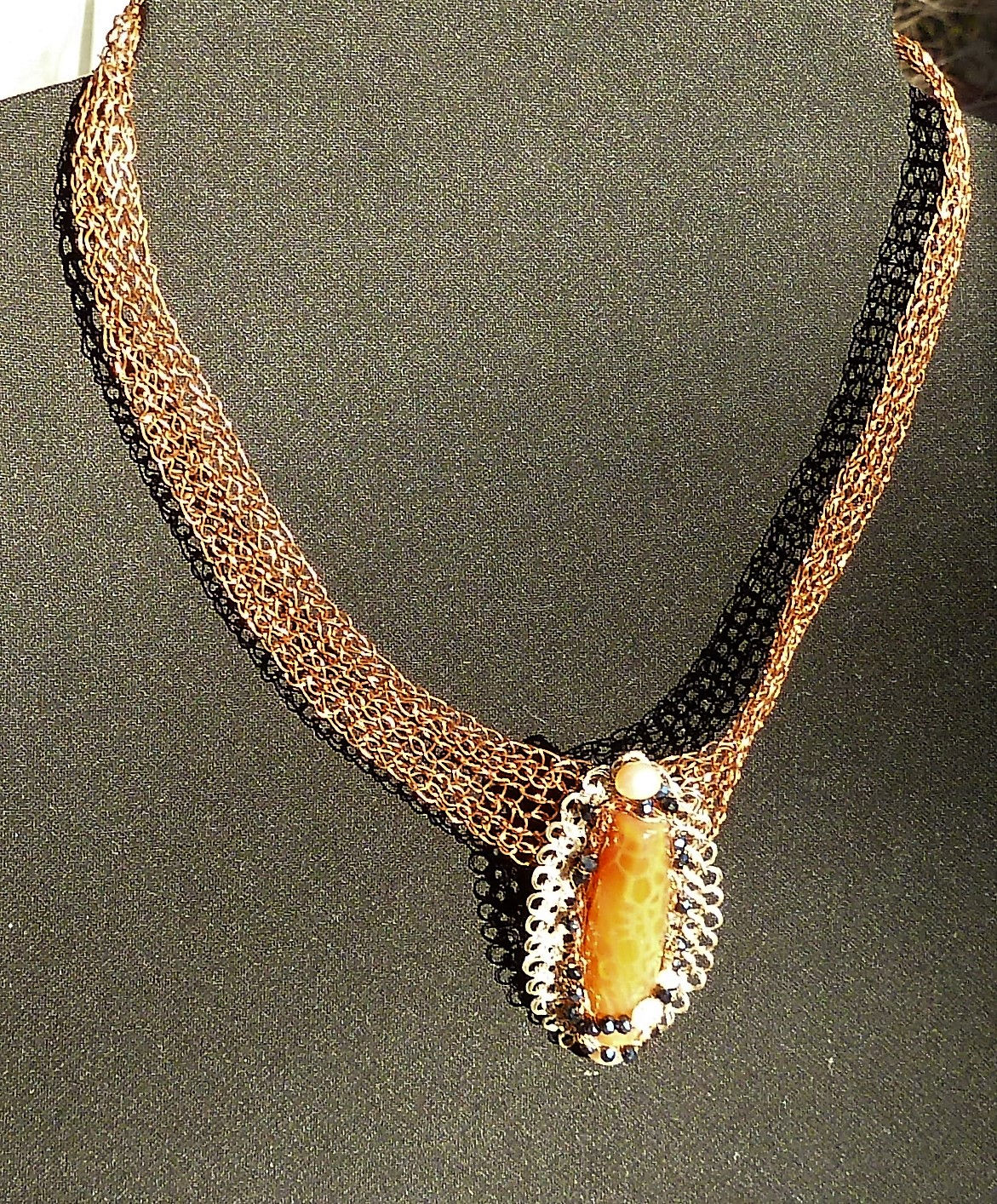 B174. Colier de Cu tricotat si crosetat cu agata de foc