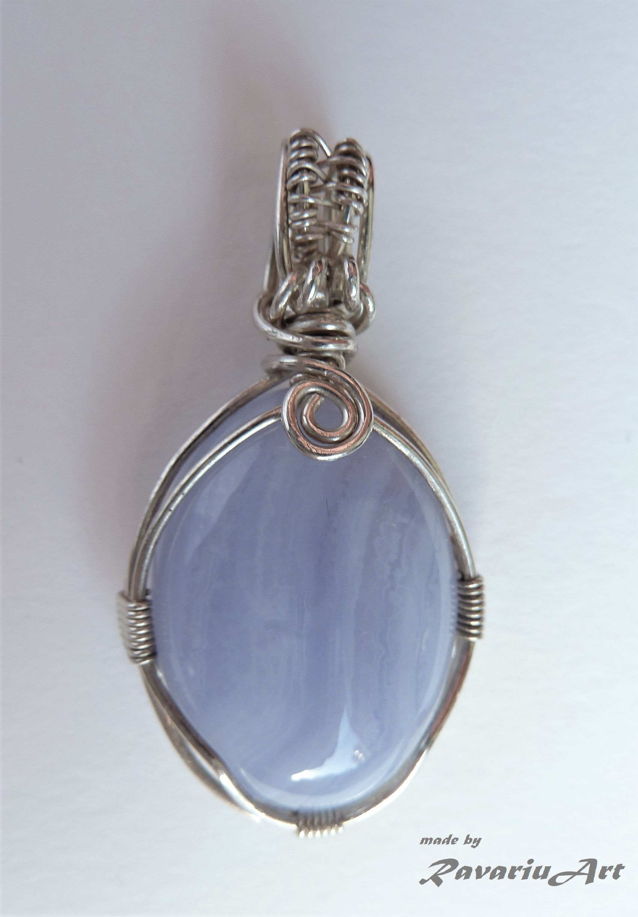 B82. Pandantiv cu Agata bleu dantelata