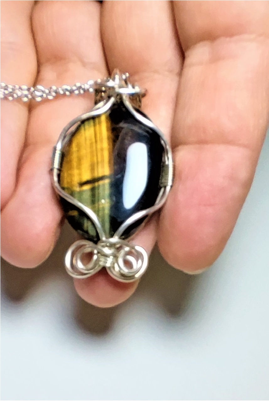 B189b. Pandantiv Love curaj cu Ochi de Tigru, fir metalic Argintiu, Maro, 4 cm