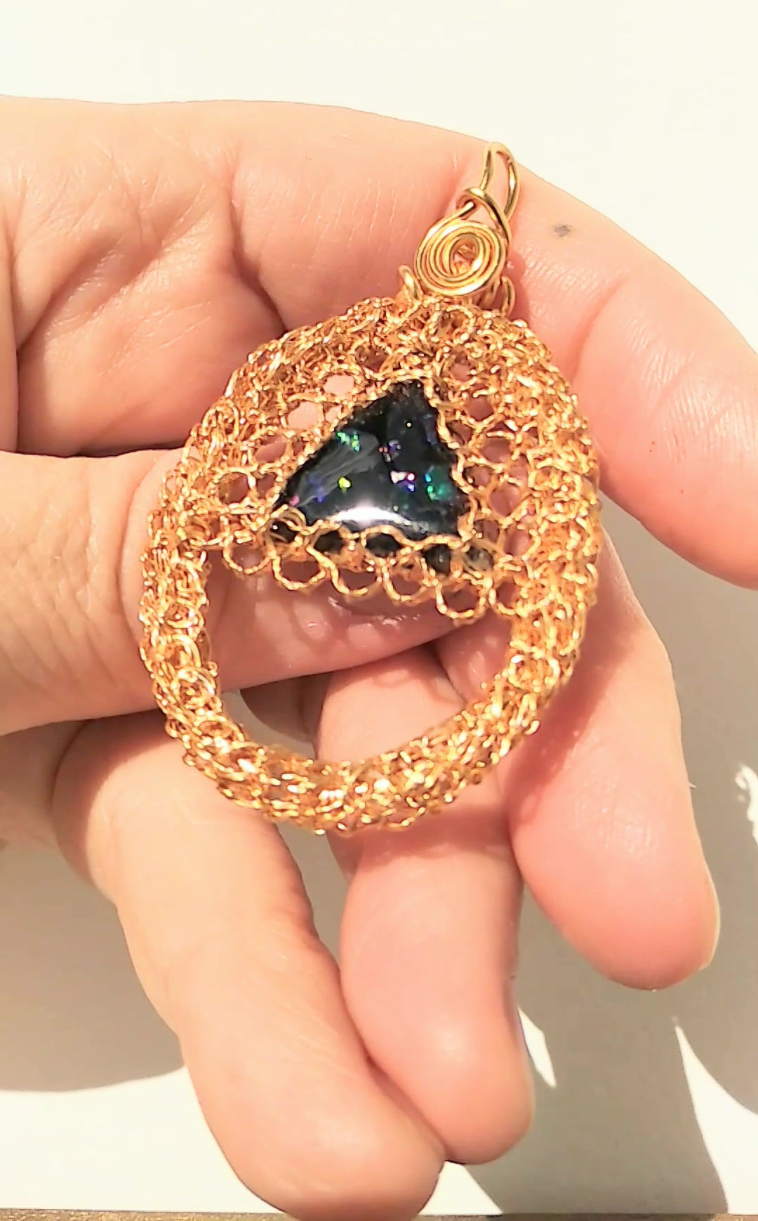 B51. Pandantiv triunghiul armoniei cu simboluri egiptene