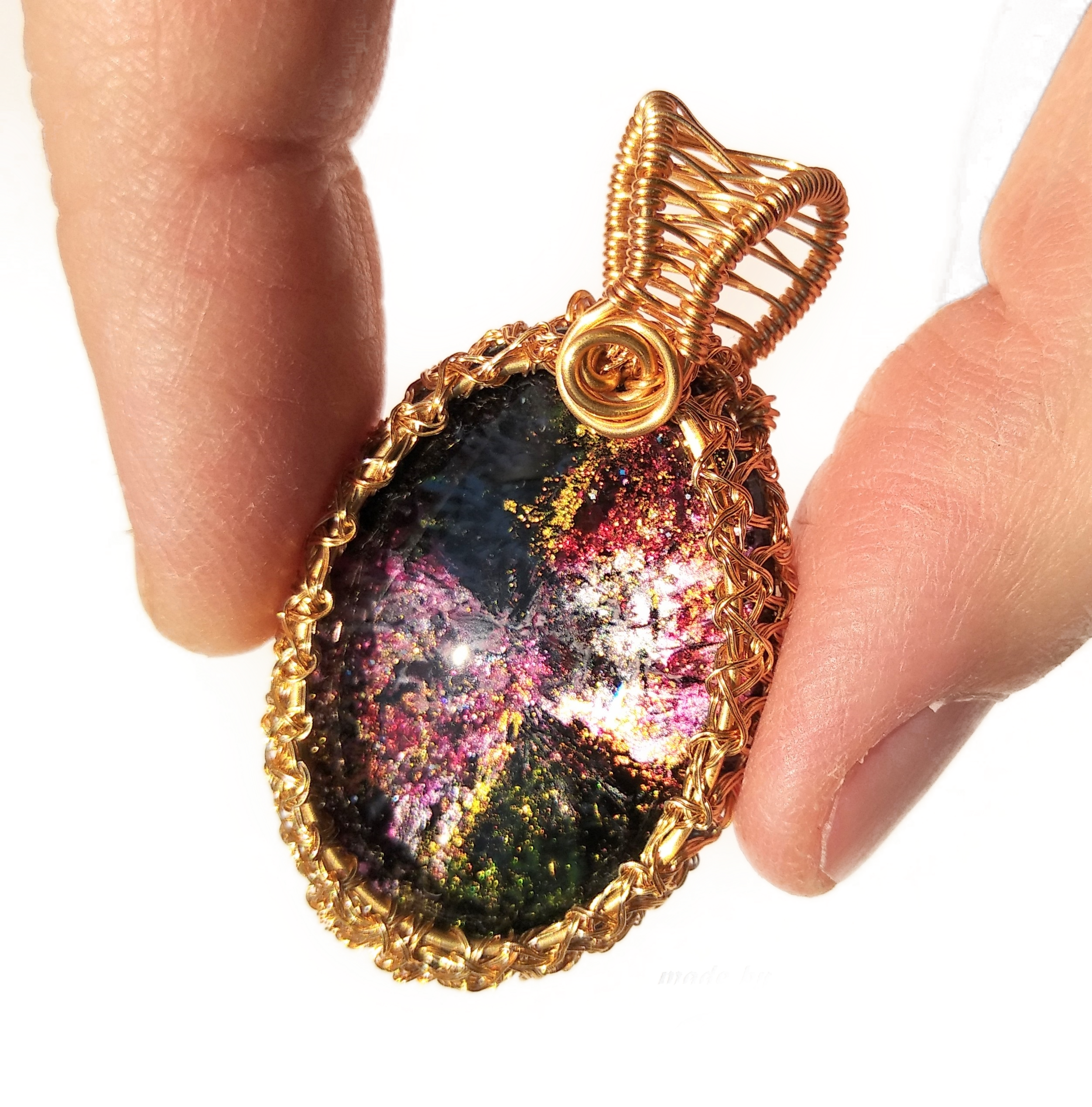 B53. Pandantiv pictat manual complex