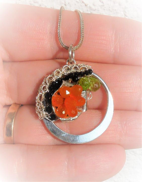 B7. Tondo landscape with carneol flower. Pandantiv Tondo cu floare carneol