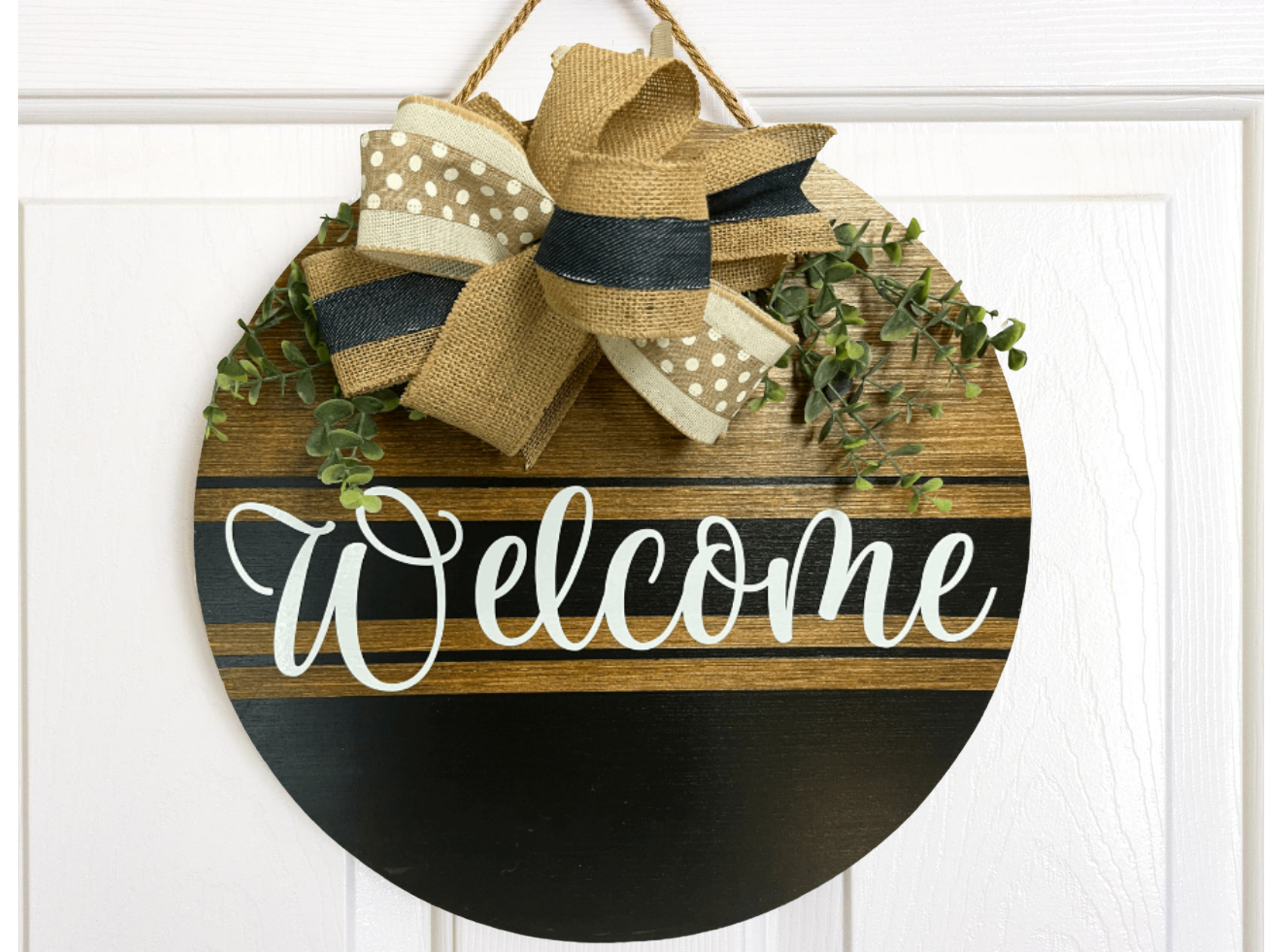 Decorative door hanger that says Welcome
