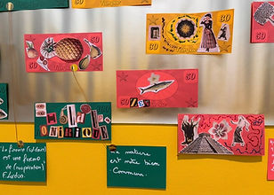 Billets « Fampao » en collage et citations sur cartons verts, exposés au mur