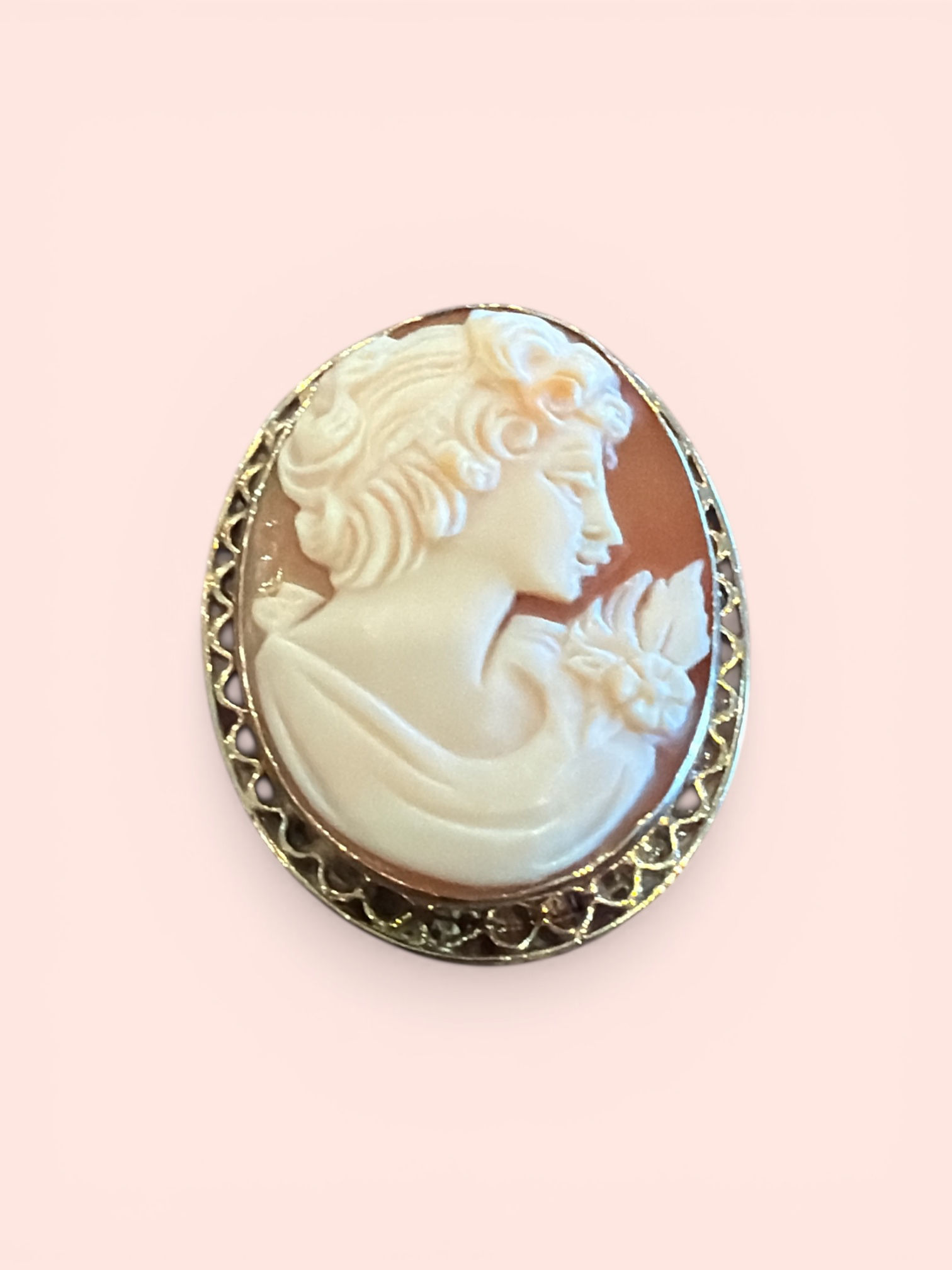 Vintage 14K yellow gold shell cameo brooch, crafted with a hand-carved shell pro