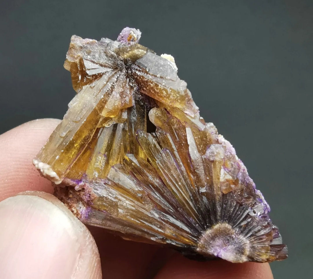 Amber calcite uv reactive
