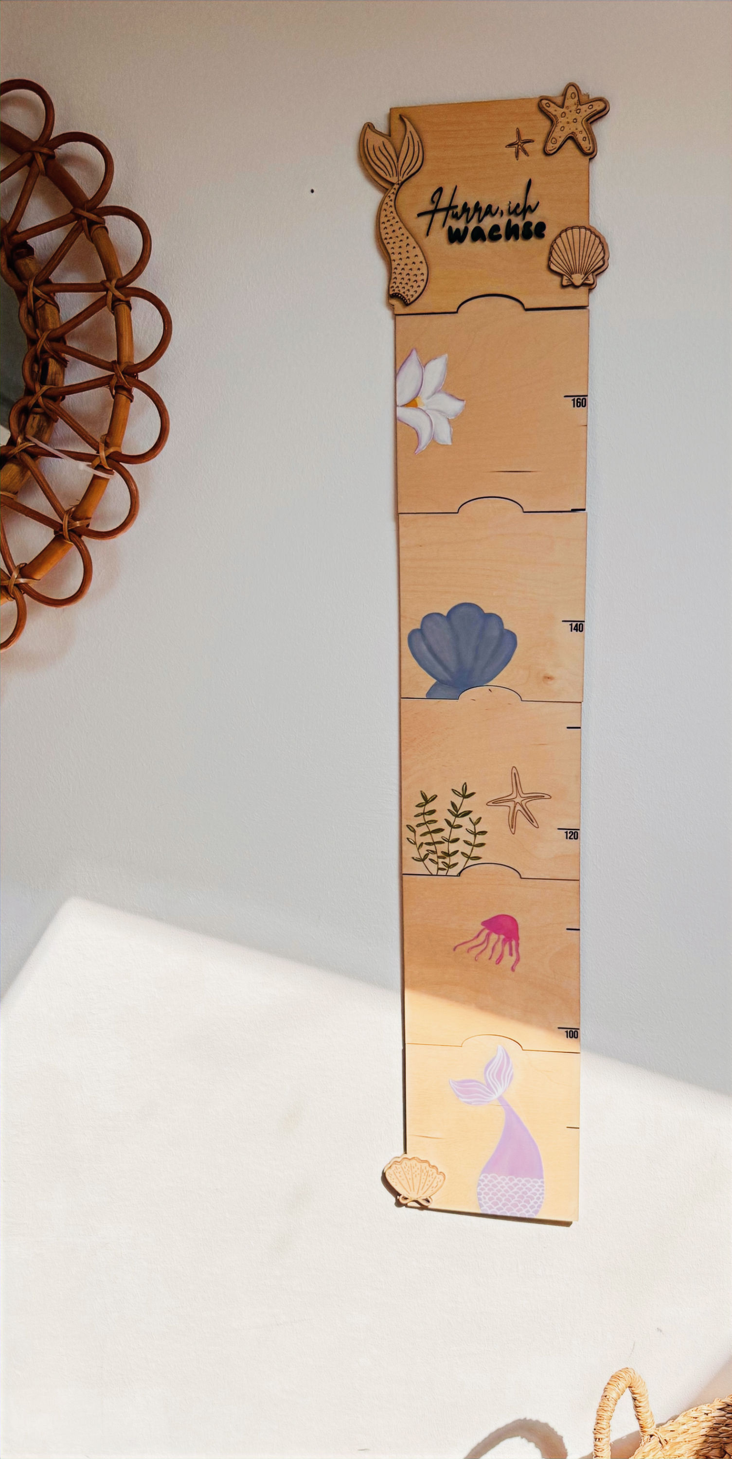 Handgemalte Holz-Messlatte "Meerjungfrau" mit 3D Laserdetails - inkl. Jutebeutel
