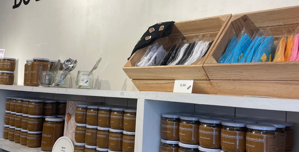 Ein Regal in einem Laden voll mit Ernudssbuttergläsern.