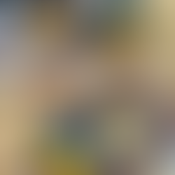 Aufnahme von oben: Zwei Sets mit schwarzen und grünen Tellern Tellern und wunderschön angerichteten Thai Gerichten. Dazu 2 Glaskaraffen mit gold braunem Thai Tee.