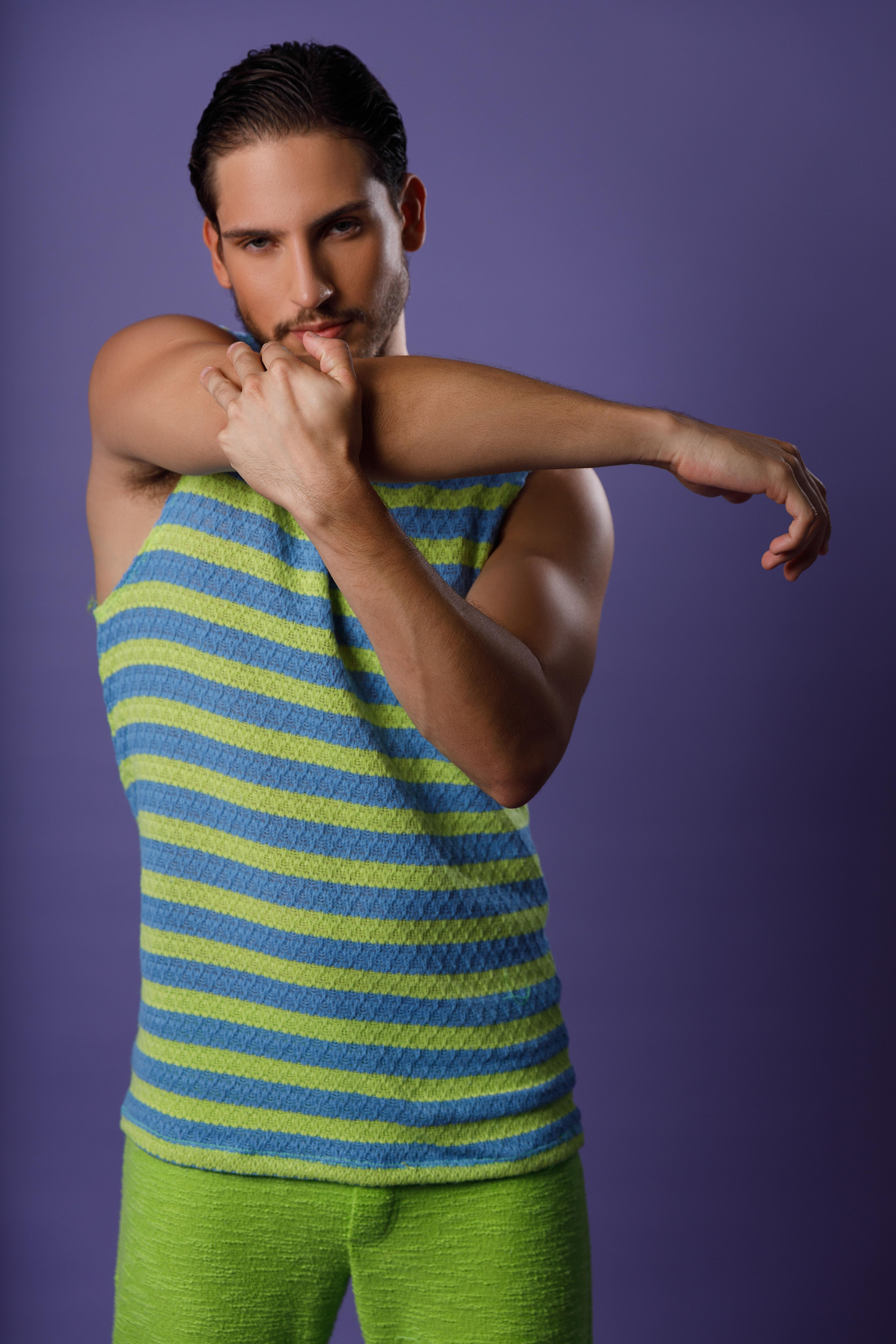 Regata tricô estilo machão verde