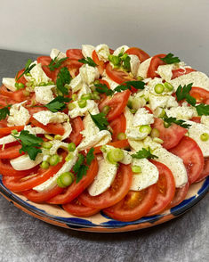 Salade caprese, tomaat, mozzarella en Spaanse olijfolie
