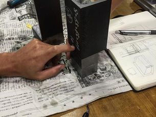 町工場と石屋で家具を作る。