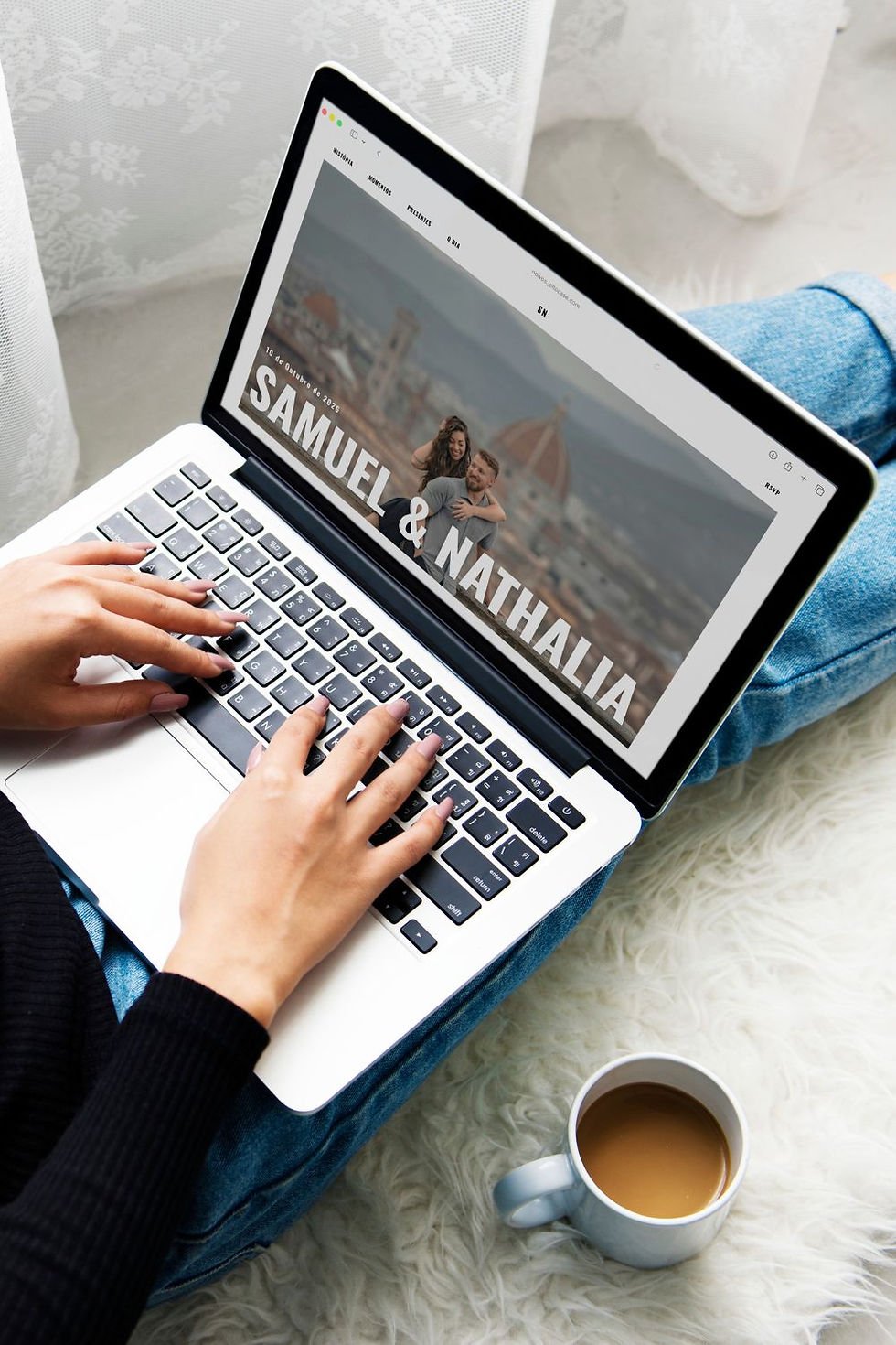 noiva com o site de casamento aberto no computador