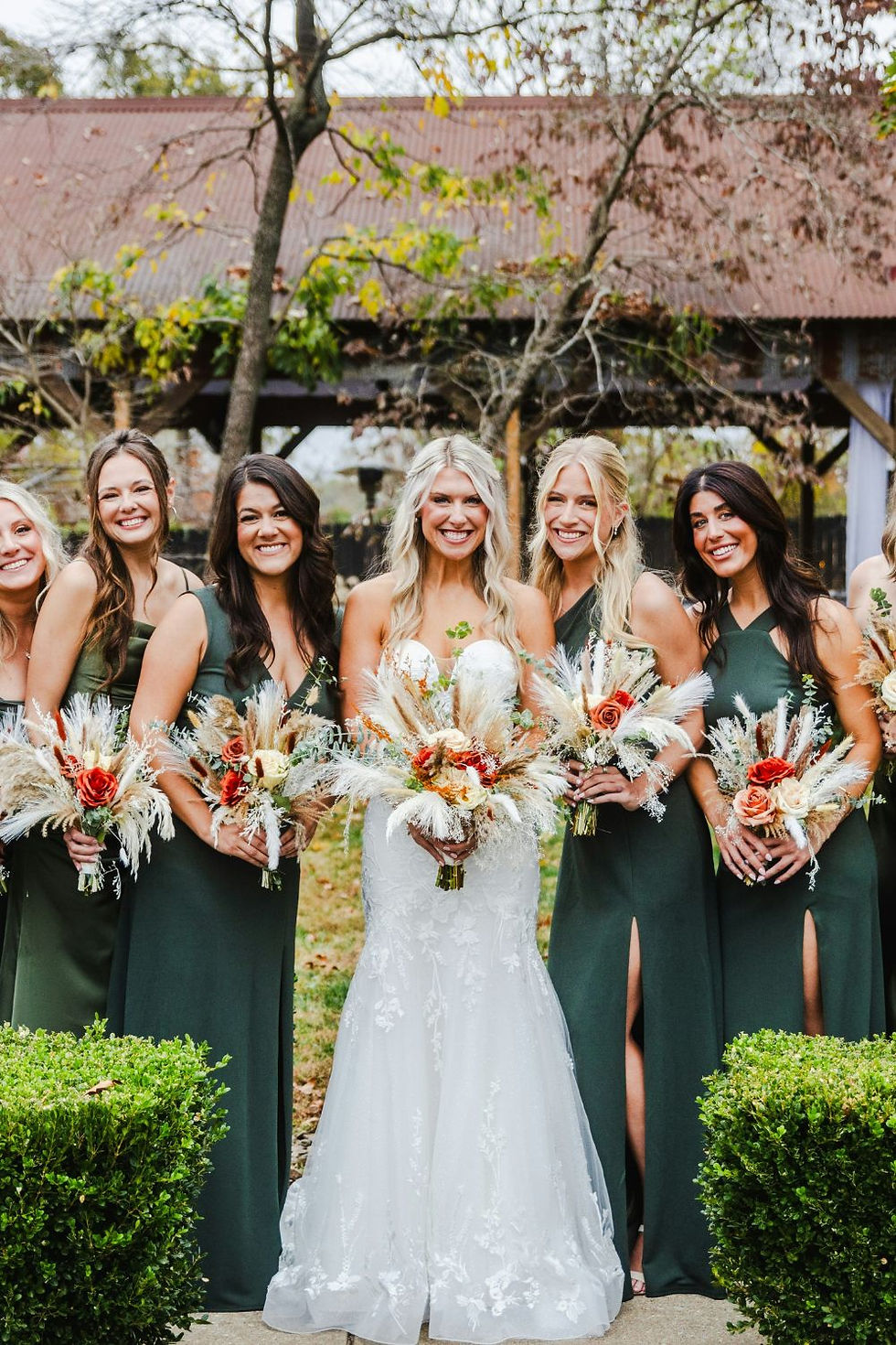 Noiva com suas madrinhas segurando buquê