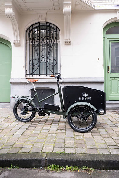 Vélo cargo family MILK BIKE dans les rues de Bruxelles