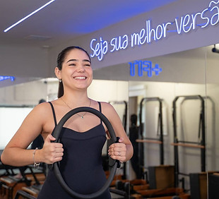 mulher-realizando-pilates-tradicional-maisfit-leblon-rpcg9gl3a9xkexr24yhvabai29gfcmr8d55dl