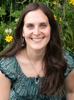 headshotJustina (002).jpg