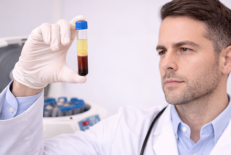 Aufbereitetes PRP-Röhrchen vor einer Vampirlift-Behandlung