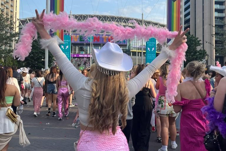 Le Stade est le nouveau Catwalk : Comment la "Fan Fashion" redessine le voyage au Royaume-Uni